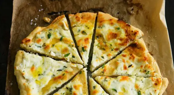 Pizza bianco med krämig ost och örter, ett enkelt recept för en läcker måltid.