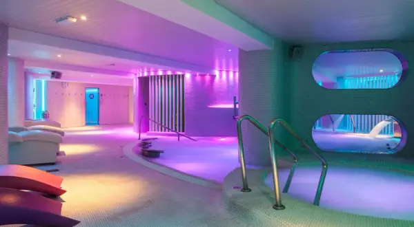 Relájate en los modernos spas en Benidorm, con piscinas termales, luces de neón y cómodas tumbonas.