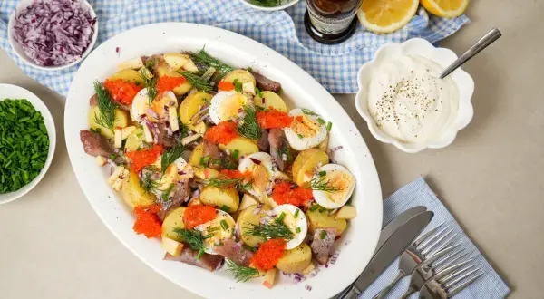 En härlig matjessill sallad med potatis, ägg, rödlök, äpple och rom. Perfekt för ett svenskt midsommarfirande eller sommarbuffé.