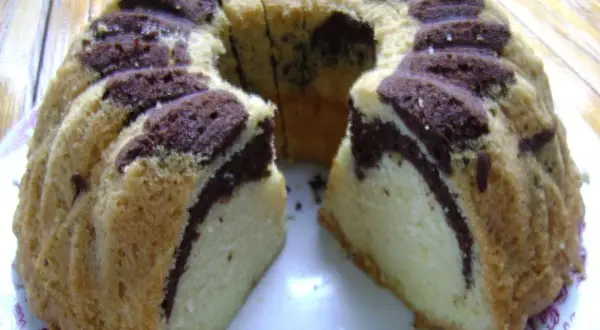 Szybka babka z majonezem i kakao, z charakterystycznym marmurkowym wzorem, gotowa do podania.