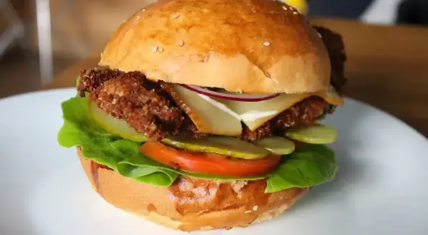 Soczysty burger z chrupiącym kotletem, serem, piklami i pomidorem. Idealny, gdy zastanawiasz się, ile smażyć burgera, by był perfekcyjny.