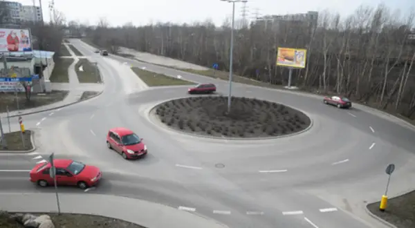 Rondo turbinowe jak jeździć? Zobacz, jak samochody płynnie pokonują zakręty.