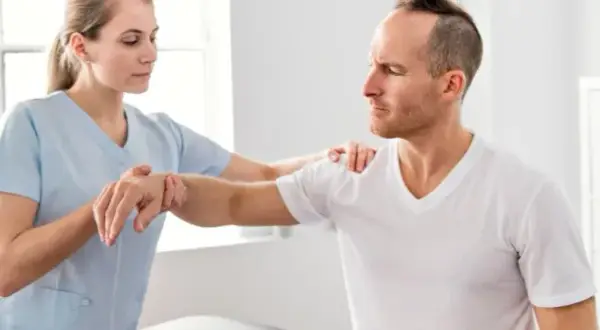 Zwolnienie na rehabilitację: Kto wystawia L4? Lekarz czy fizjoterapeuta?