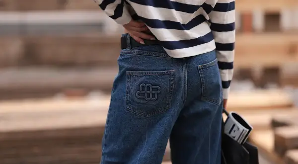 Niskie osoby mogą wyglądać świetnie w tych jeansach! Luźny krój i ciemny denim optycznie wydłużają nogi.