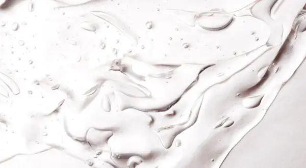 Tracce di gel trasparente con bollicine d'aria, evocano la freschezza e la leggerezza che si potrebbero trovare in un prodotto contenente linalool.
