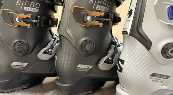 Trzy buty narciarskie z różnymi oznaczeniami flex. Flex 100, 110 i 120 – co oznacza flex w butach narciarskich? To sztywność, która wpływa na kontrolę.