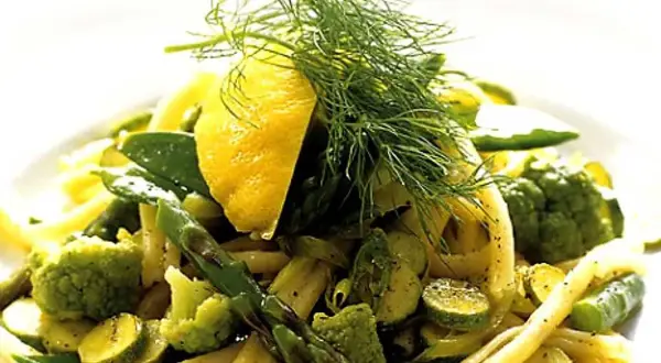 Pasta med romanesco, sparris och citron. Ett härligt romanesco recept för en fräsch måltid.
