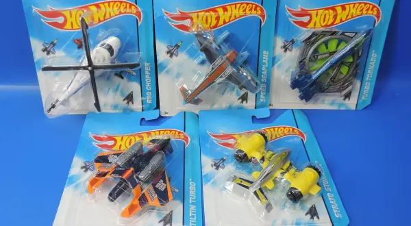 Kolekcja samolotów Hot Wheels: helikopter, wodnosamolot, samolot odrzutowy i dwa inne modele.