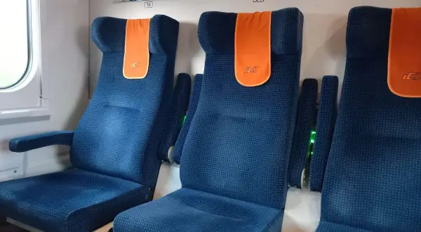 Wybierając miejsce w intercity, zwróć uwagę na numer 56. Siedzenia są wygodne, z pomarańczowymi zagłówkami.