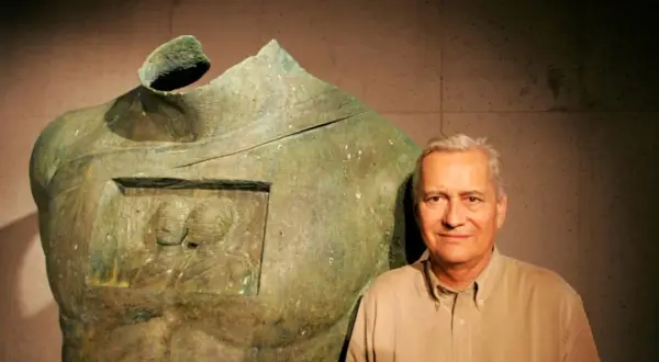 Igor Mitoraj obok swoich monumentalnych dzieł, rzeźby z brązu z wyobrażeniem dwóch postaci.