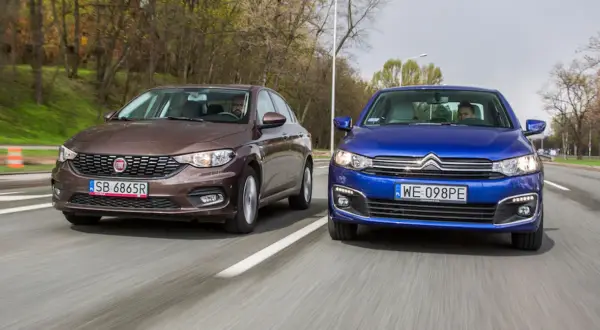 Brązowy fiat tipo sedan i niebieski Citroën jadą obok siebie po drodze.