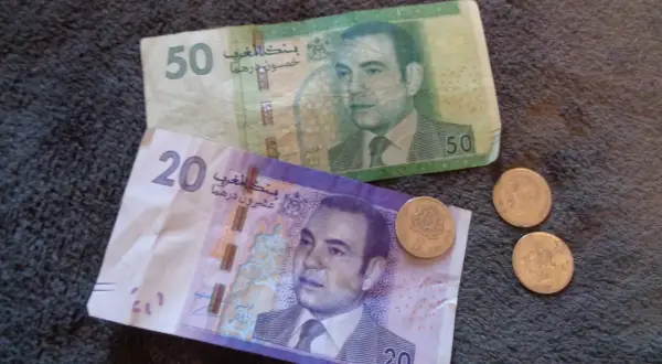 Banknoty 20 i 50 dirhamów, czyli walutą, jaką płaci się w Maroko, oraz monety.