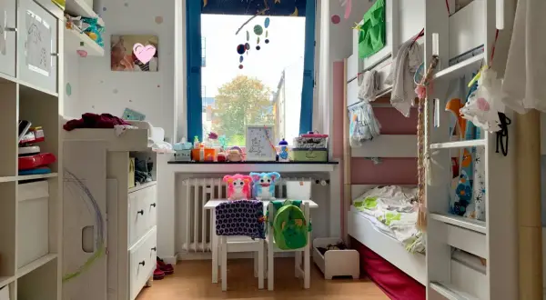 Ein gemütliches Kinderzimmer für einen Jungen von 7 Jahren, mit Hochbett, Spielzeug und einem bunten Teppich.
