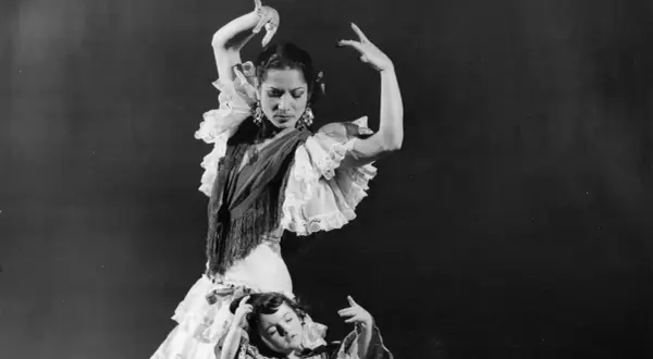 La familia Amaya flamenco, madre e hija bailan con pasión. La madre, con volantes y mantón, dirige la escena.