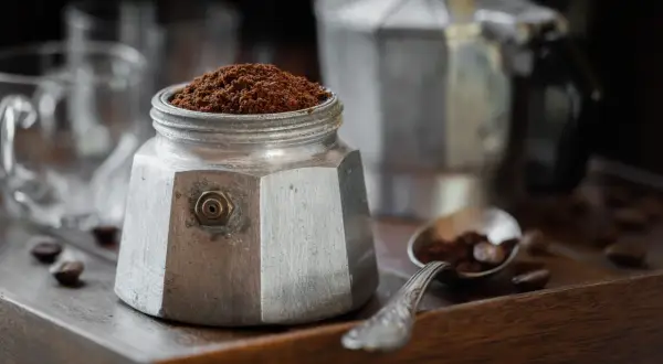 La moka è piena di caffè macinato, pronta per essere usata. La domanda è: quanto caffè mettere nella moka per un espresso perfetto?