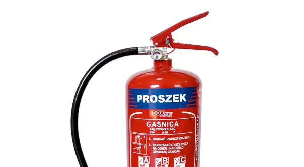 Czerwona gaśnica proszkowa, idealna do serwerowni, z etykietą "PROSZEK" i instrukcją użycia.