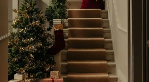 Festlich geschmückter Tannenbaum mit goldenen Zweigen und Geschenken. Die Frage "wann tannenbaum aufstellen" wird hier mit vorweihnachtlicher Deko beantwortet.