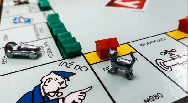 Czym się różni Monopoly od Eurobiznes? Kluczowe różnice i porównanie