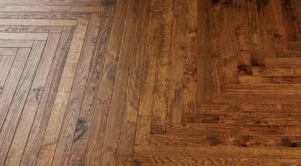 Dettaglio di un pavimento in legno con posa a spina di pesce. Valutare il parquet spina di pesce pro e contro per un tocco di classe.