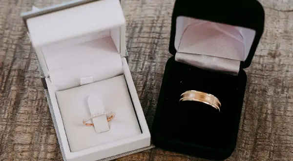 Dos anillos, uno de oro con diamantes y otro de oro liso, en sus cajas. ¿Cuánto pesa un anillo?