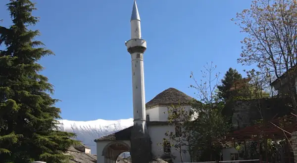 Minaret i meczet w Albanii, świadectwo bogatej historii i religii kraju.