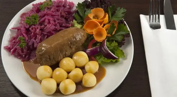 Gdzie zjeść roladę śląską w Katowicach? Najlepsze lokalizacje i smaki