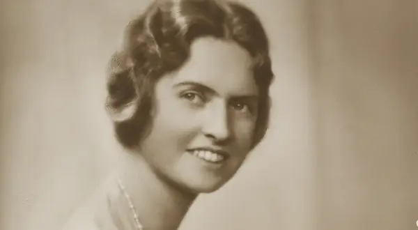 Porträtt av Sibylla, prinsessa, med lockigt hår och pärlhalsband.