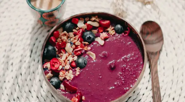 Leckeres Acai Bowl Rezept mit Blaubeeren, Granola und Beeren. Perfekt für einen gesunden Start in den Tag.