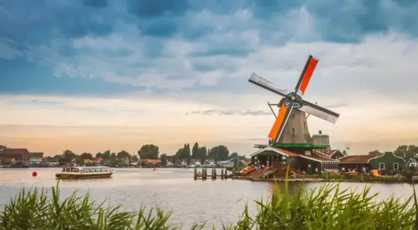 Zaanse Schans czy Kinderdijk? Który skansen z wiatrakami wybrać?