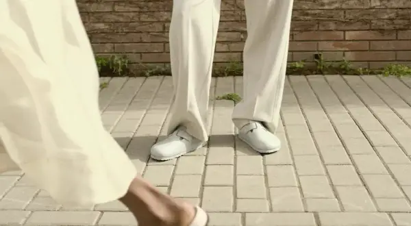 Eleganckie, jasne klapki to idealne buty do teatru, gdy chcesz połączyć komfort z dobrym stylem.