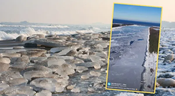 Lodowe kry na plaży i zamarznięte ujście rzeki Wisły do Bałtyku. Zimowy krajobraz nad morzem.