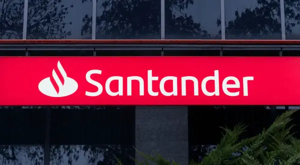 Logo Santander na czerwonym tle, z białym napisem "Santander".