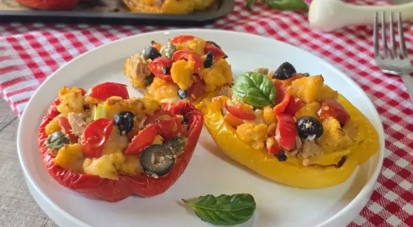 Poivrons farcis rouges et jaunes, garniture de tomates, olives et pain. Une recette poivron savoureuse et colorée.