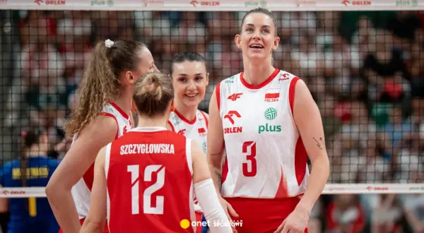 Siatkarki w biało-czerwonych strojach, numer 3 i 12, cieszą się po udanej akcji. Czyżby to był decydujący piąty set w siatkówce?