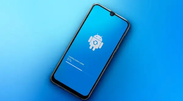 Un téléphone Android affiche l'installation d'une mise à jour système à 57%.