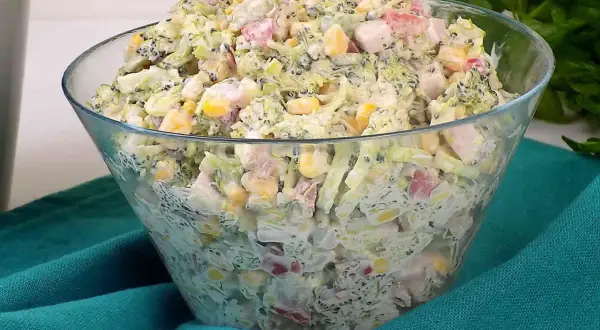 Pyszna sałatka z brokułem, jajkiem i ogórkiem, pełna świeżych składników i kremowego sosu. Idealna na każdą okazję.