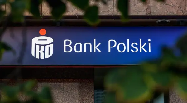 Logo PKO Bank Polski. Planujesz podróż? Sprawdź ubezpieczenie podróżne PKO BP, by mieć spokojne wakacje.
