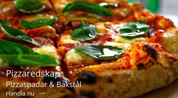 En saftig pizza med färsk basilika, perfekt för pizza dagen. Pizzaredskap finns att köpa.