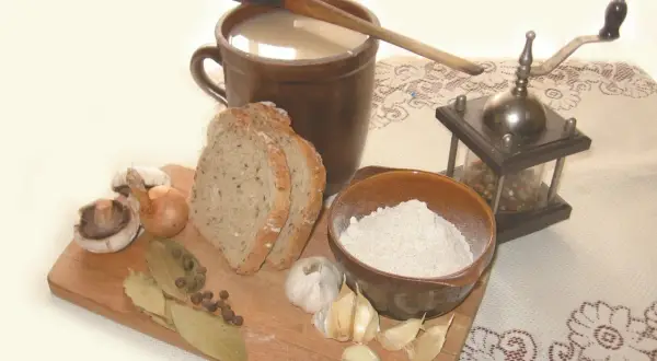 Składniki na pyszny żurek: zakwas, chleb, cebula, czosnek, grzyby, liście laurowe, pieprz.