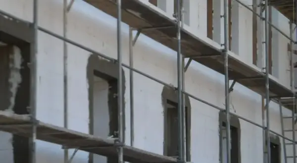 Czy kołkować styropian na elewacji? Oto co musisz wiedzieć
