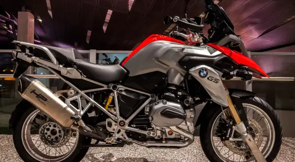 Motory BMW 1200: moc, osiągi i innowacje, które musisz znać
