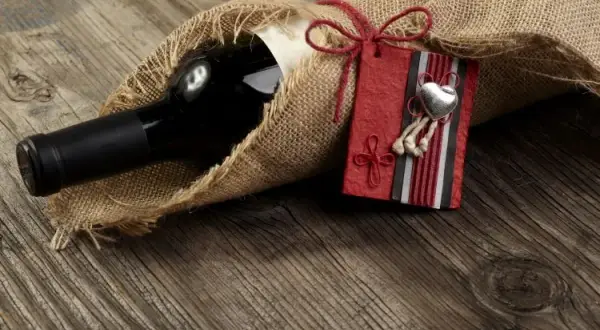 Jak zapakować wino na wesele - kreatywne pomysły na prezent