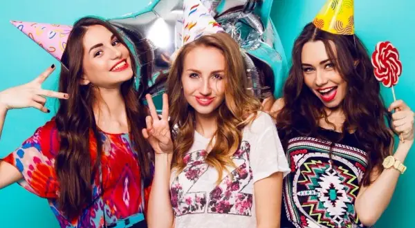 Stylizacja na urodziny: 10 modnych pomysłów na każdą okazję
