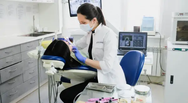 Jak często chodzić do dentysty, by uniknąć problemów z zębami? Praktyczne porady