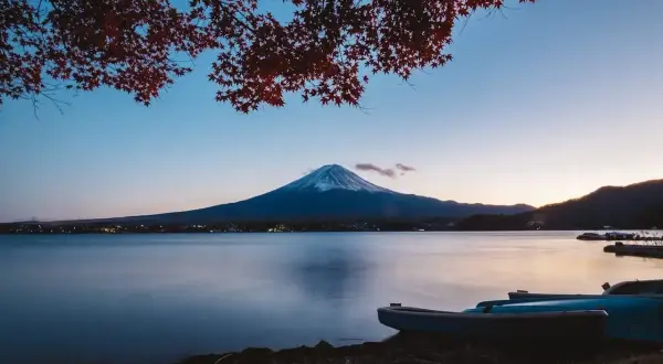 Zachód słońca nad jeziorem z widokiem na Fudżi. Zastanawiasz się, ile się leci do Japonii, by zobaczyć taki widok?