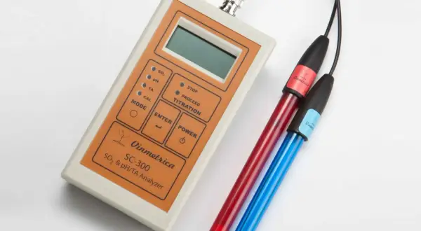 Analizator Vinmetrica SC-300 z elektrodami do pomiaru SO₂, pH i TA. Idealny, by dowiedzieć się, jak zmierzyć kwasowość wina.