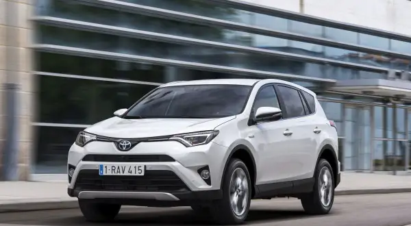 Biała Toyota RAV4 w ruchu miejskim. Wiele osób szuka takich aut, czytając toyota rav4 opinie forum.