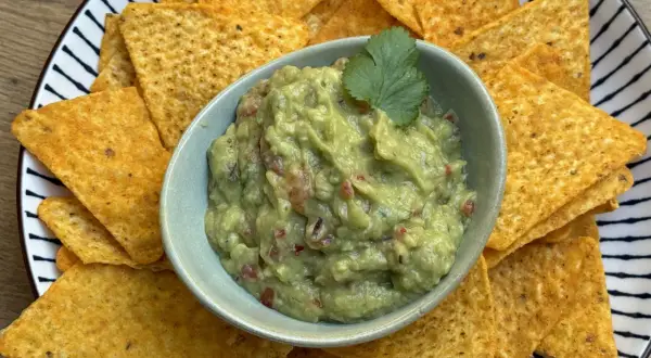 Idealne guacamole: jak zrobić i przechowywać, by nie ściemniało?