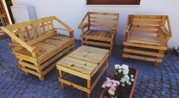 Meble z palet jak zrobić samemu – proste kroki i praktyczne porady