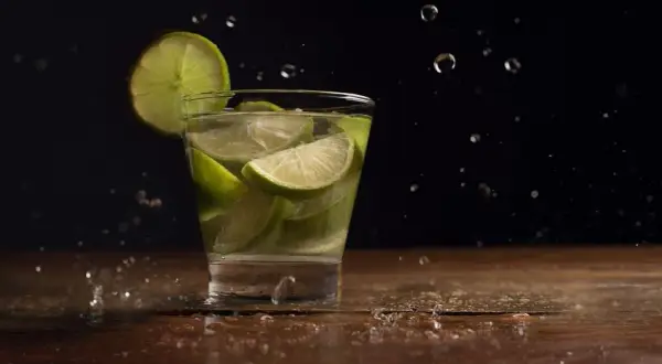 ¿Qué pedir sin gas en un bar? ¡Explora opciones más allá del refresco!